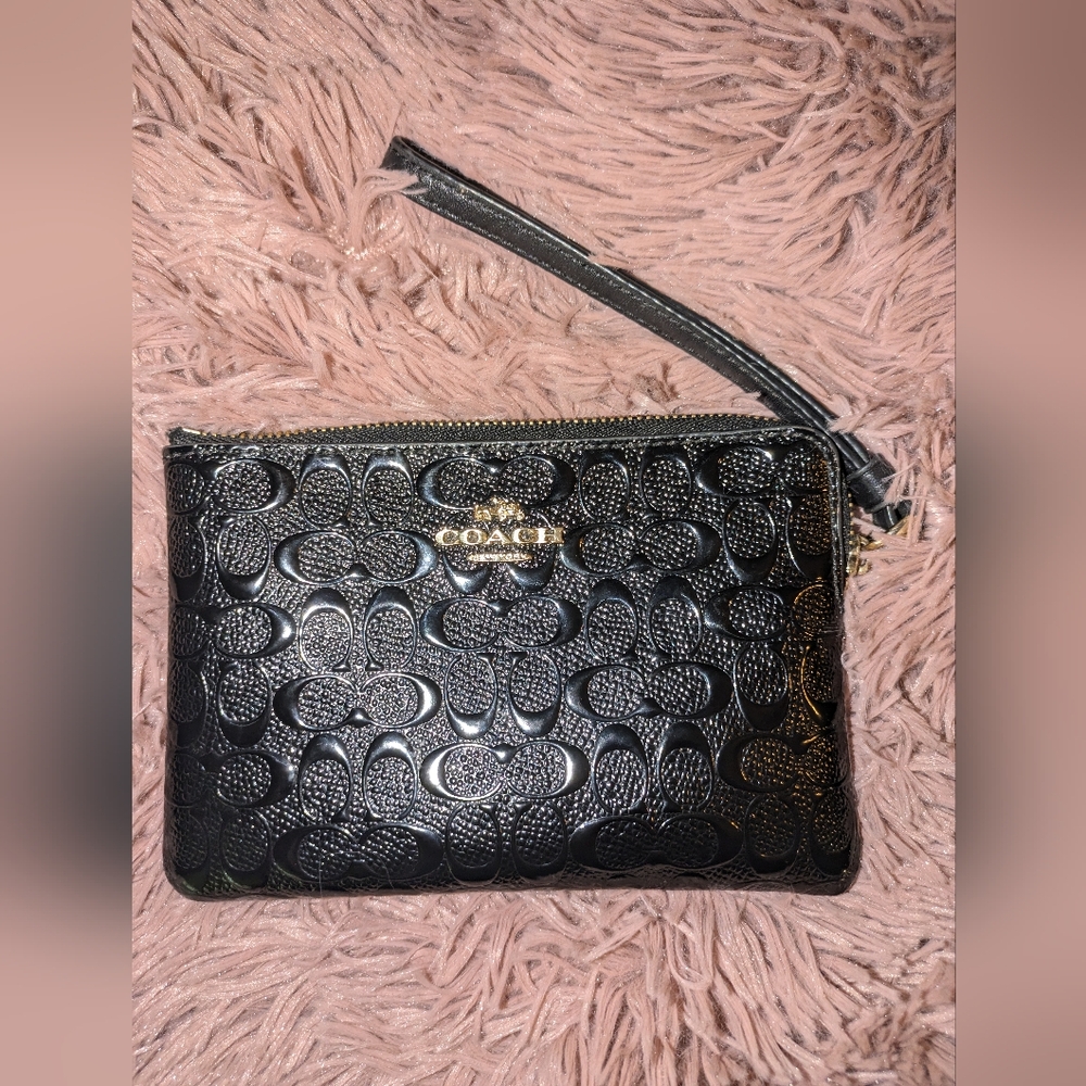 COACH WRISTLET. BLACK WITH SHINY C SIGNATURE